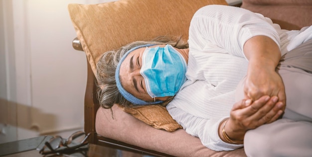 Photo vue arrière d'une femme qui dort sur un lit à la maison