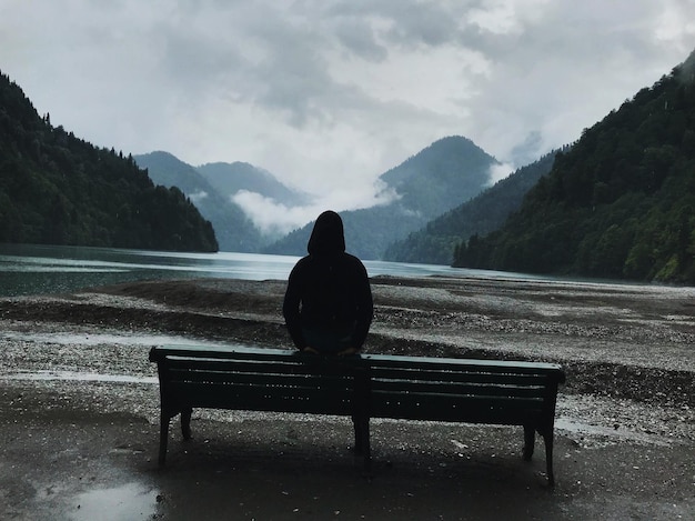 Photo vue arrière d'une femme regardant le lac