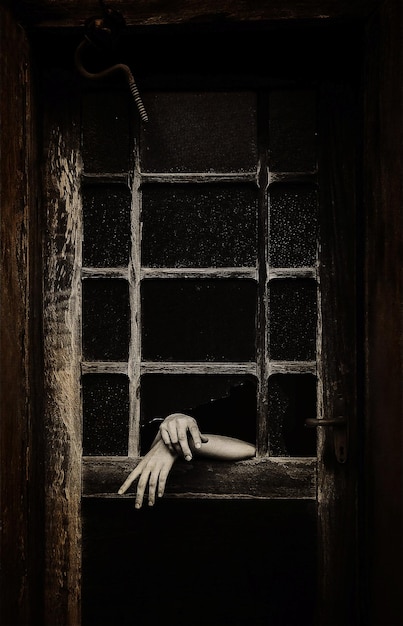 Vue arrière d'une femme regardant par la fenêtre