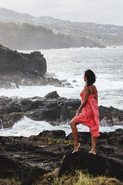 Photo vue arrière d'une femme regardant le rivage