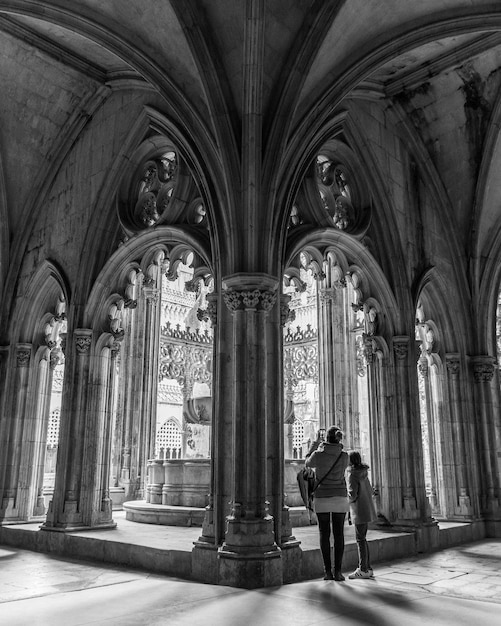 Photo vue arrière d'une femme avec sa fille dans l'abbaye