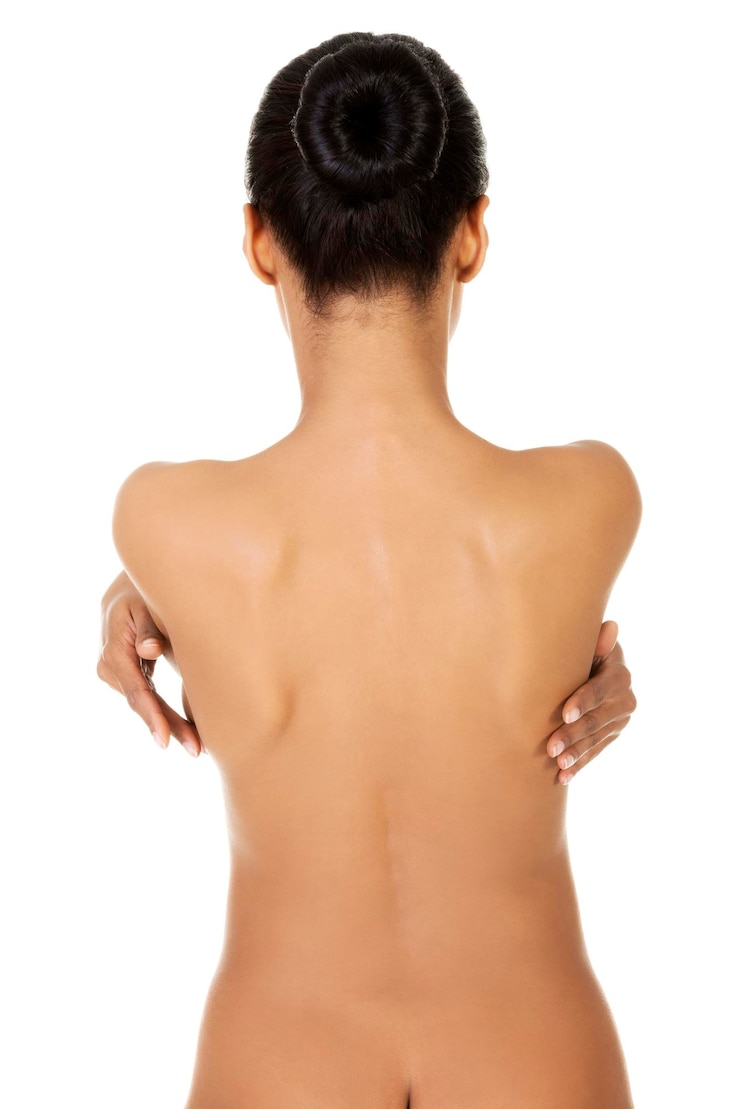 Photo vue arrière d'une femme sans chemise sur un fond blanc