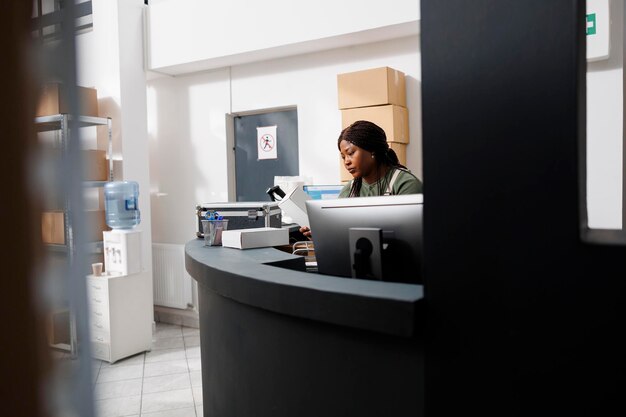 Vue arrière d'une femme se lavant les mains dans la salle de bain