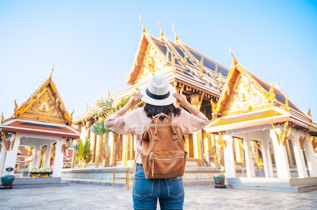 Vue arrière de la femme touristique profiter des voyages dans le temple à Bangkok, Thaïlande