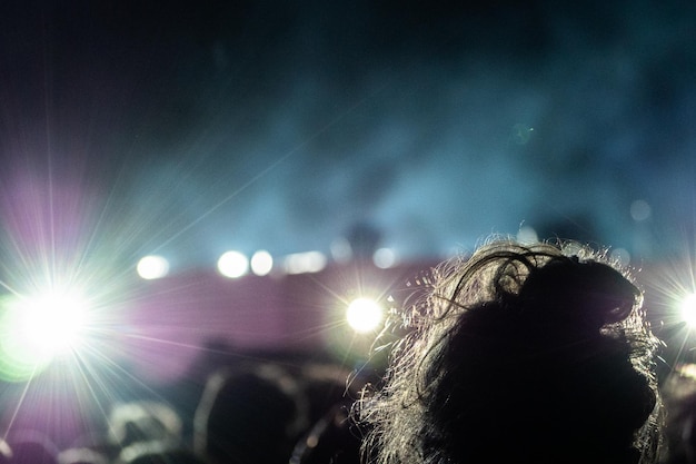 Photo vue arrière d'une femme en train de profiter d'un concert de musique