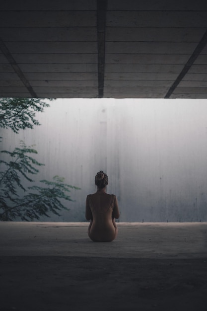 Vue arrière de la femme