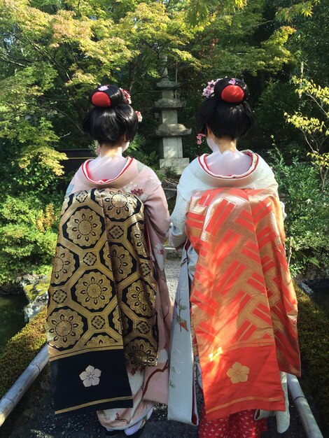 Photo vue arrière des femmes dans le parc