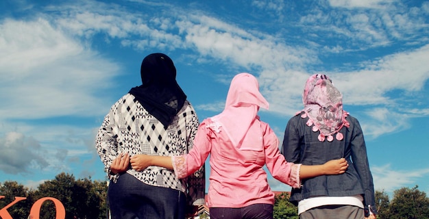 Photo vue arrière des femmes debout contre le ciel