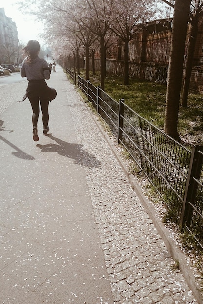 Vue arrière de femmes faisant du jogging sur la route