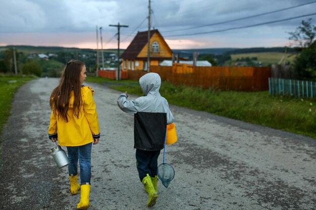 Photo vue arrière de femmes marchant sur la route