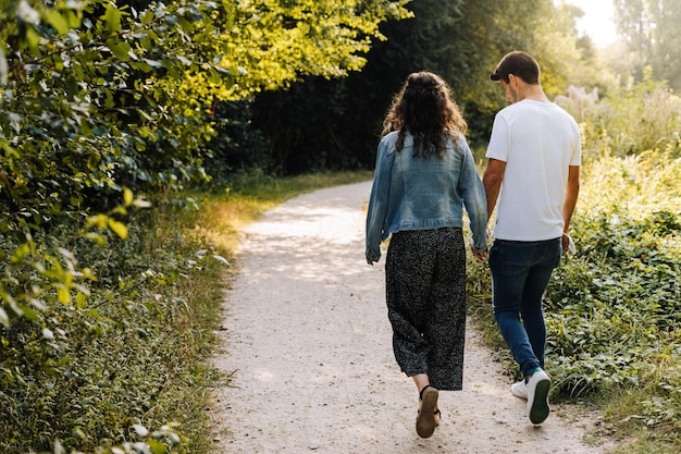 Vue arrière de femmes se promenant à l'extérieur