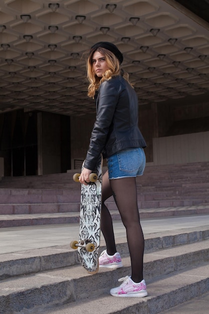 Vue arrière d'une fille avec la planche à roulettes