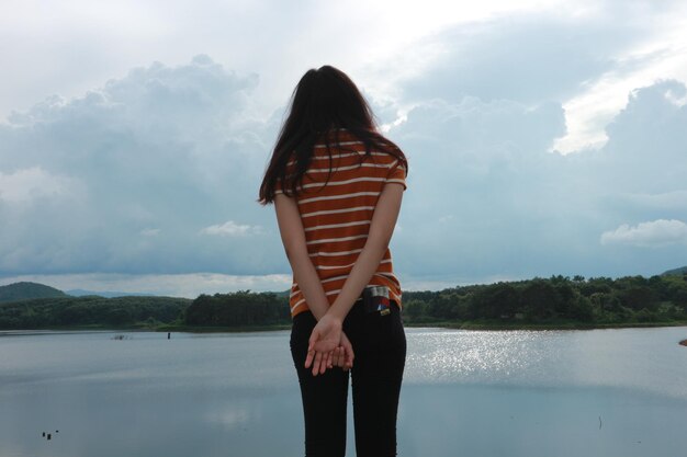 Vue arrière d'une fille regardant la vue