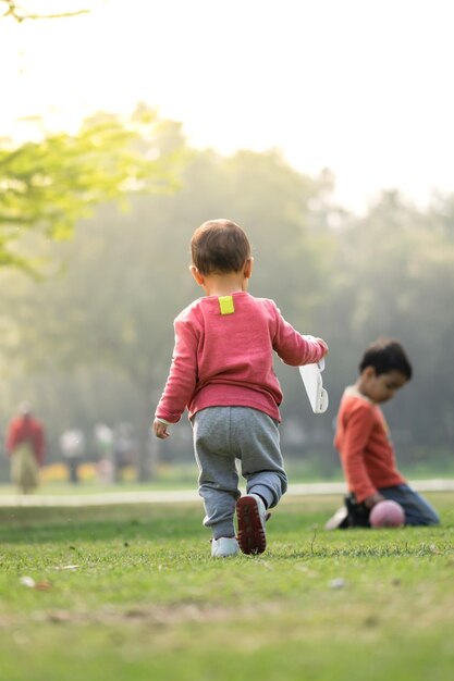 Vue arrière d'une fille avec son frère au parc