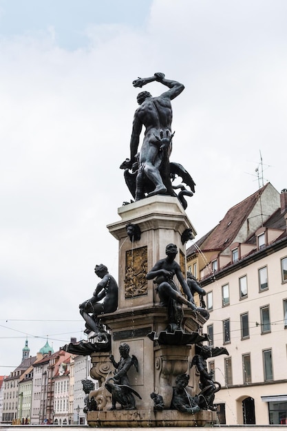 Vue arrière de la fontaine d'Hercule à Augsbourg