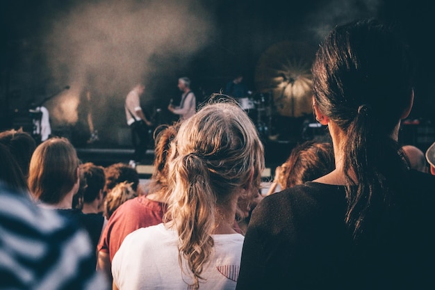 Photo vue arrière d'une foule appréciant un concert de musique