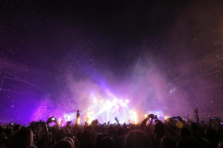 Photo vue arrière de la foule pendant un concert de musique la nuit