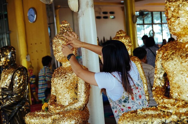 Vue arrière des gens au temple