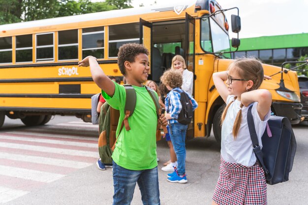 Photo vue arrière des gens dans le bus