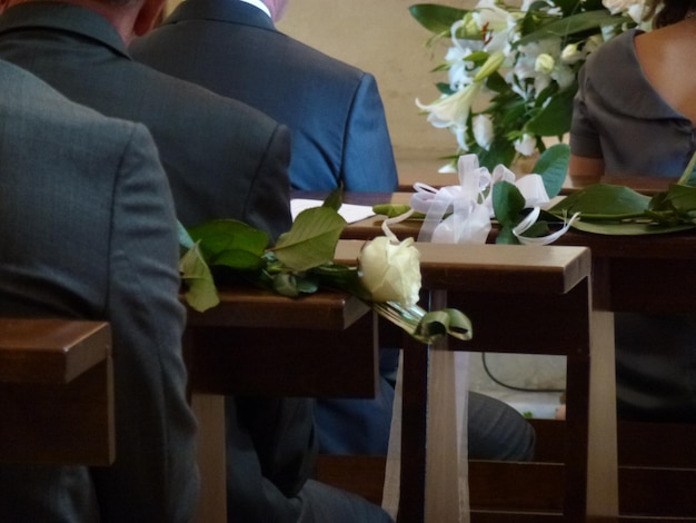 Photo vue arrière des gens dans l'église pendant le mariage