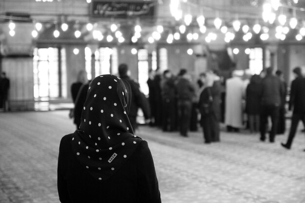 Photo vue arrière des gens dans la mosquée