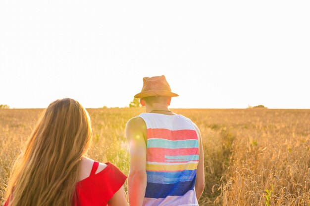 Photo vue arrière des gens sur le terrain contre un ciel clair