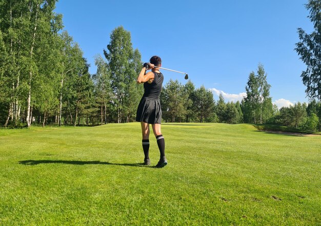 Photo vue arrière de la golfeuse après le golf ferroutage