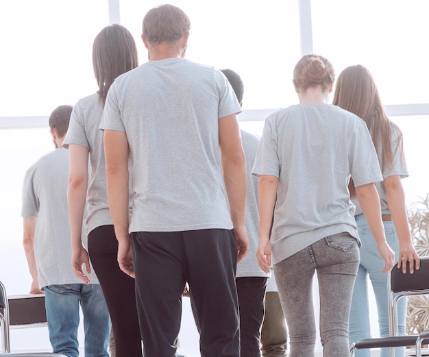 Vue arrière d'un groupe de jeunes entrant dans la conférence r