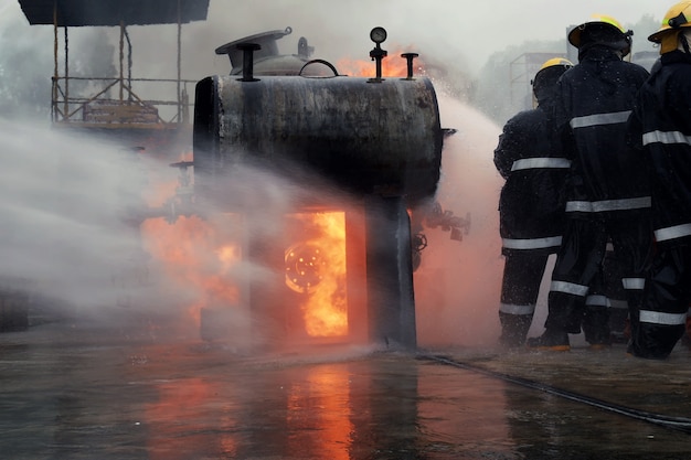 La vue arrière d'un groupe de pompiers a aidé à arrêter l'incendie.