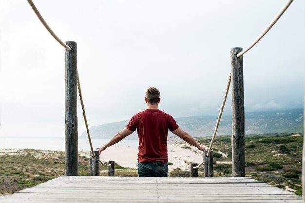 Vue arrière de l'homme adulte sur la promenade près de la plage de Lisbonne