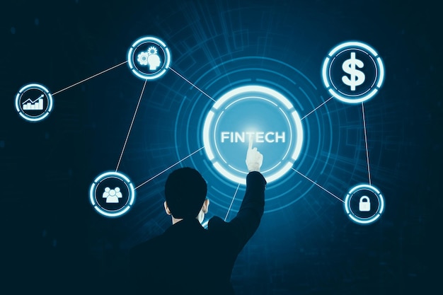 Vue arrière de l'homme d'affaires touchant un bouton fintech