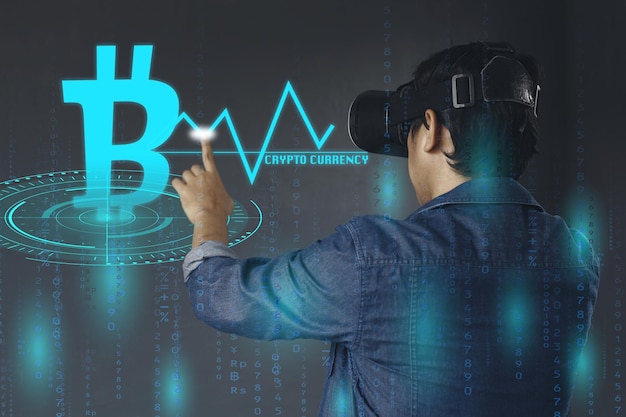 Vue arrière de l'homme d'affaires utiliser des lunettes VR toucher le symbole de crypto-monnaie ang graphique sur hologr futuriste