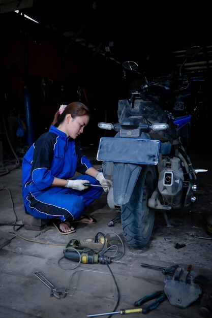 Photo vue arrière d'un homme assis dans une usine