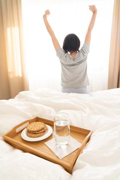 Vue arrière d'un homme assis sur un lit