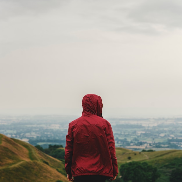 Vue arrière de l&#39;homme au sommet de la colline