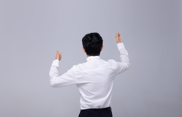 Vue arrière de l'homme de bureau en chemise blanche