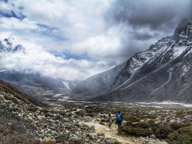 Photo vue arrière de l'homme avec la chaîne de montagnes contre le ciel nepal piste ebc