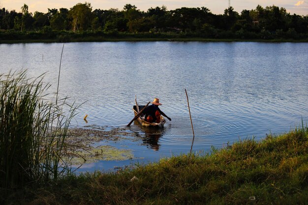 Vue arrière d'un homme dans un bateau sur le lac