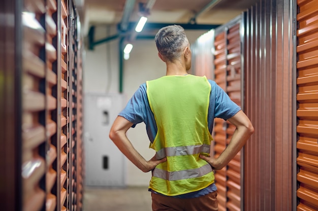 Vue arrière de l'homme debout dans l'entrepôt