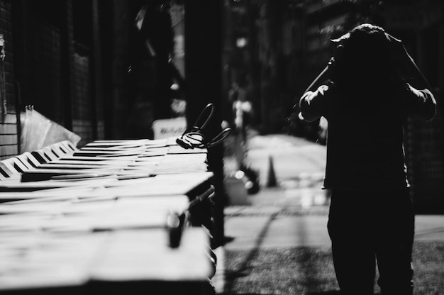 Photo vue arrière d'un homme debout dans la rue