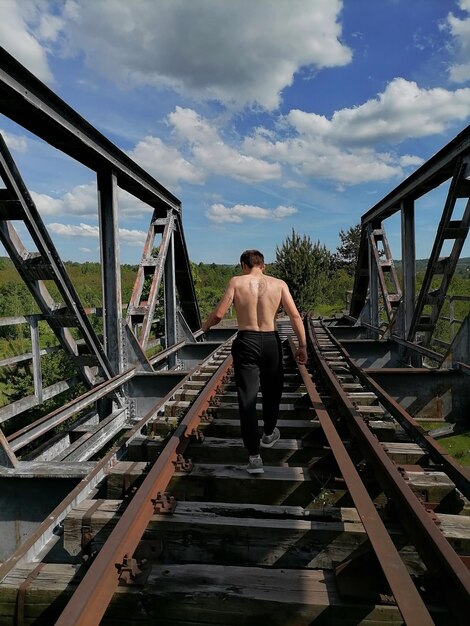 Photo vue arrière d'un homme debout sur l'escalier