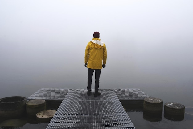 Vue arrière d'un homme debout sur la jetée