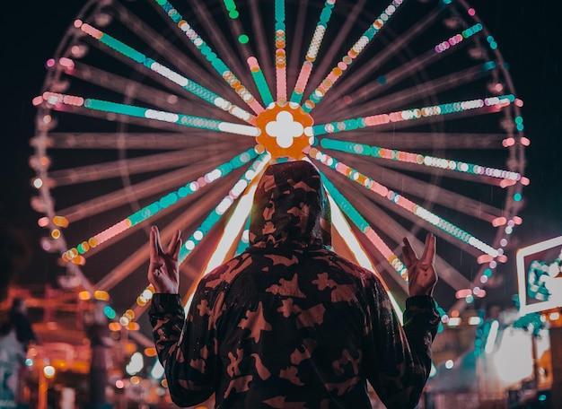 Vue arrière d'un homme debout la nuit