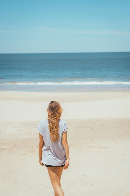Vue arrière d'un homme debout sur la plage