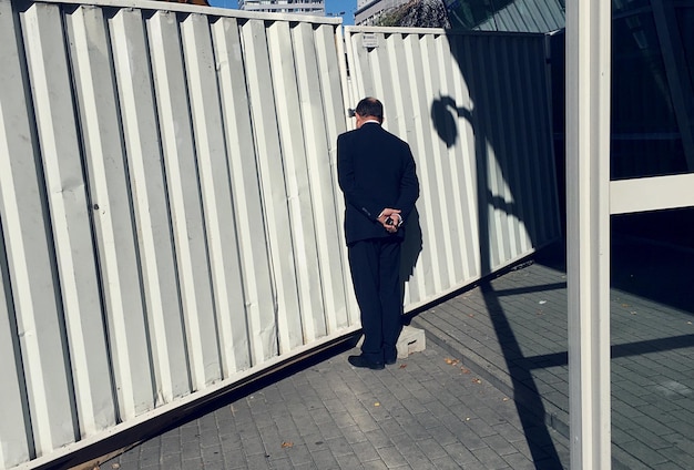 Photo vue arrière d'un homme debout à la porte