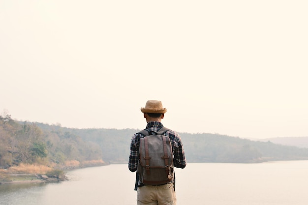 Photo vue arrière d'un homme debout près de l'eau