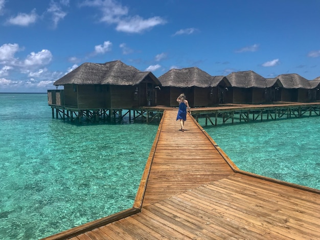 Photo vue arrière d'un homme debout près de la piscine contre le ciel