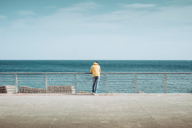 Vue arrière d'un homme debout sur le rivage
