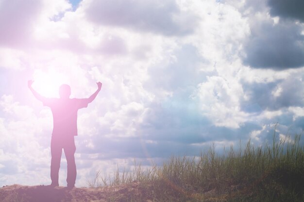 Photo vue arrière d'un homme debout sur le terrain contre le ciel