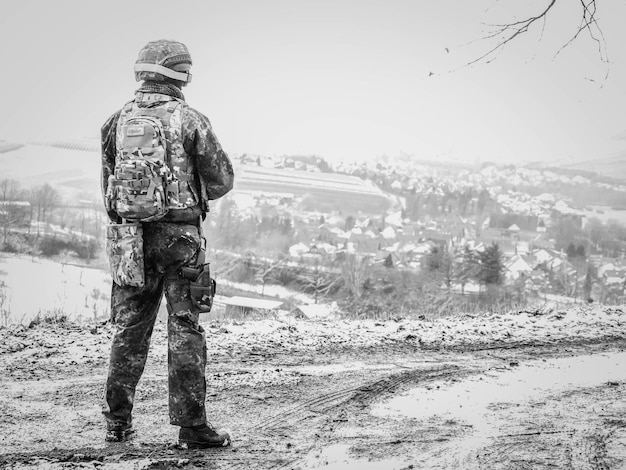 Vue arrière d'un homme debout sur le terrain